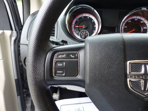 Used 2019 Dodge Grand Caravan SE w/ UConnect Hands-Free Group FWD image 23