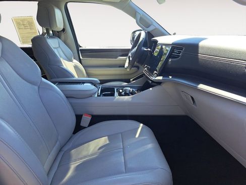 Used 2024 Jeep Wagoneer Series II w/ Flexible Seating Group image 15