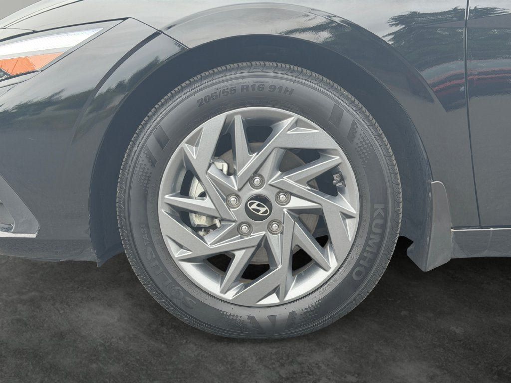 Used 2024 Hyundai Elantra SEL FWD image 5