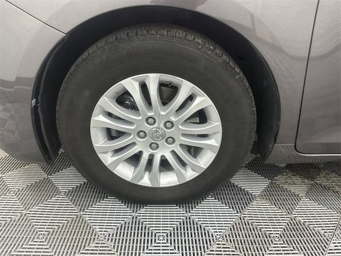Used 2016 Toyota Sienna L image 12
