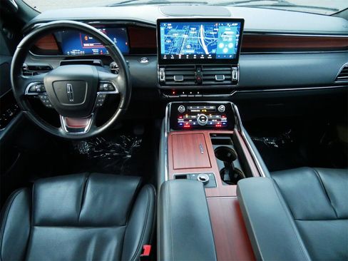 Used 2024 Lincoln Navigator Premiere image 13