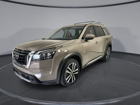Used 2025 Nissan Pathfinder Platinum w/ Cargo Package FWD image 4
