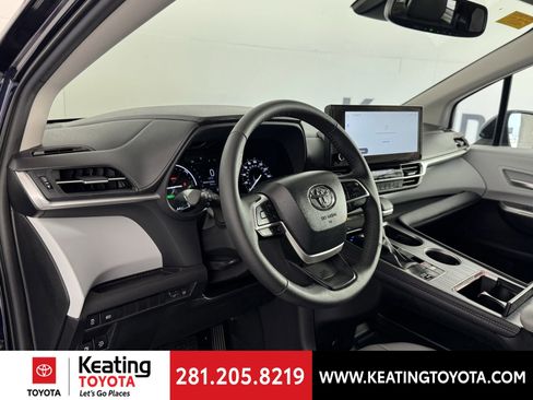 Certified 2025 Toyota Sienna XLE image 15