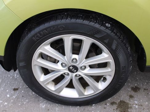 Used 2017 Kia Soul + image 11