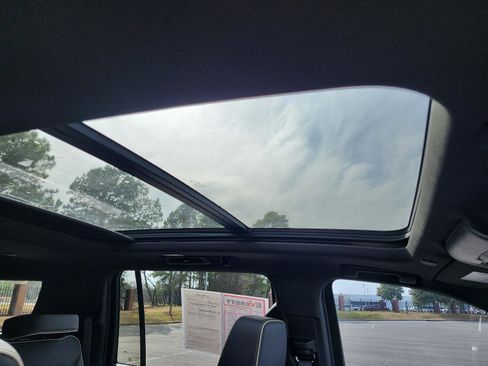 Certified 2024 GMC Yukon XL SLT w/ SLT Premium Package image 9