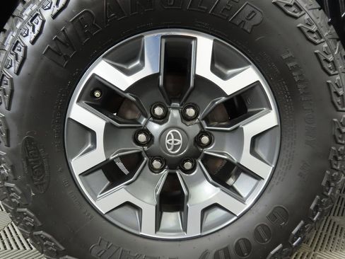 Used 2017 Toyota Tacoma TRD Off-Road w/ Premium & Technology Package image 32