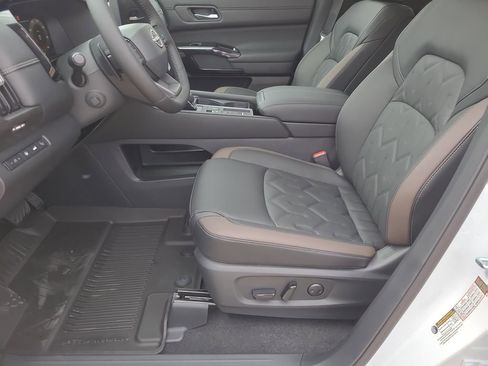 New 2026 Nissan Pathfinder Platinum image 14