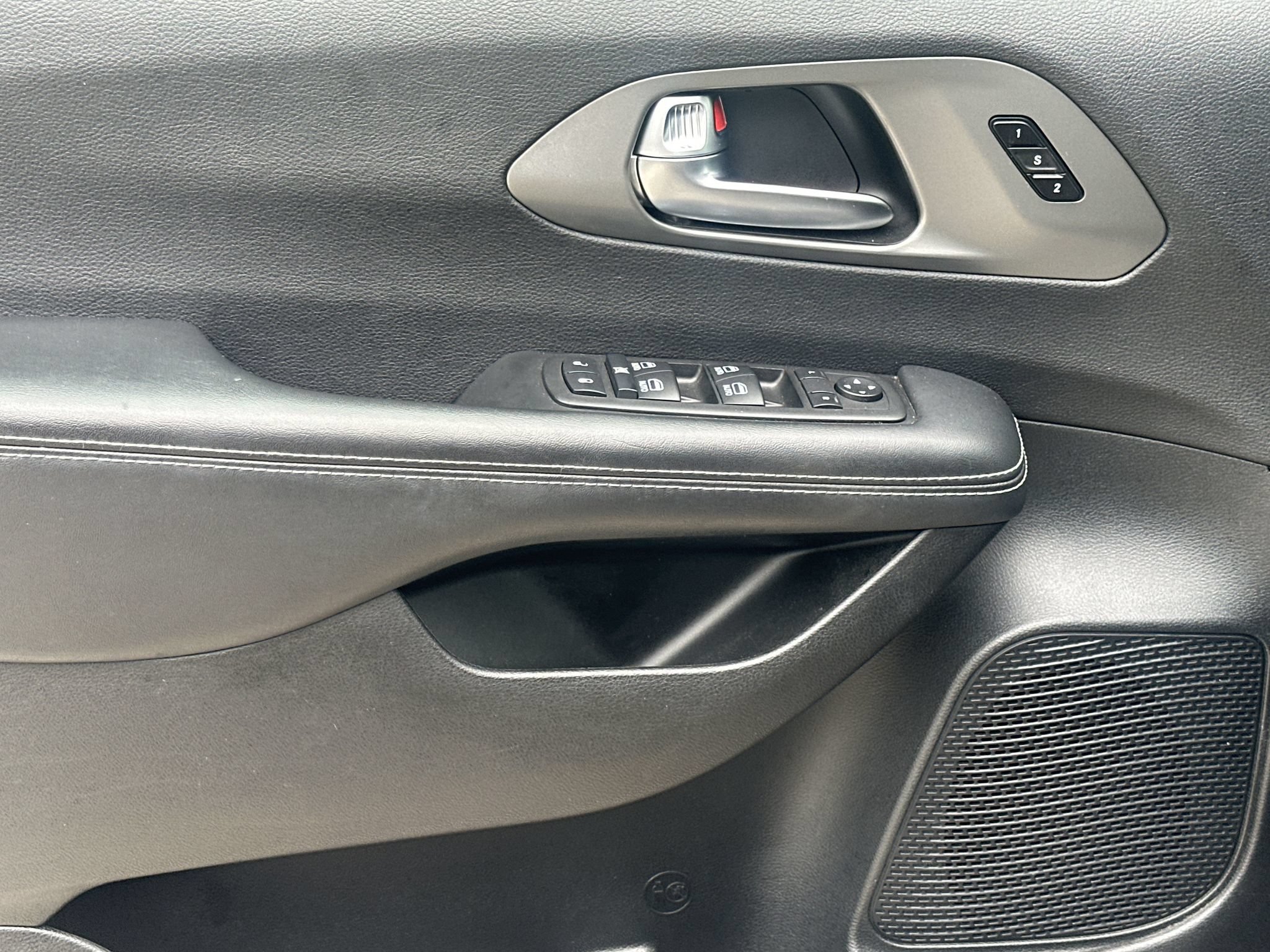 Used 2025 Chrysler Pacifica Select FWD image 10
