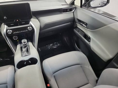 Used 2023 Toyota Venza LE AWD/4WD image 16