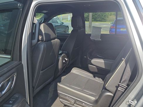 Used 2024 GMC Yukon SLT w/ SLT Luxury Package AWD/4WD image 11