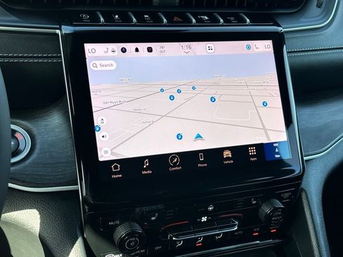 Used 2025 Jeep Grand Cherokee Limited w/ Black Appearance Package image 21