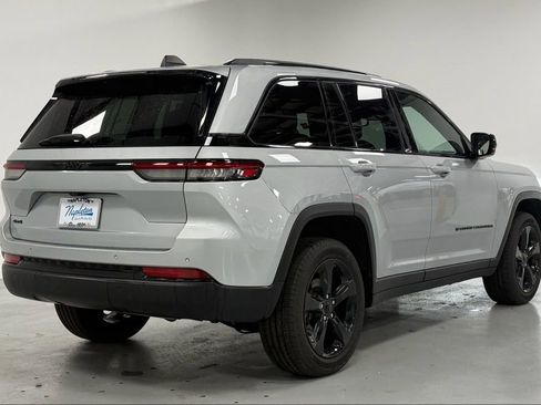 Used 2023 Jeep Grand Cherokee Altitude image 4