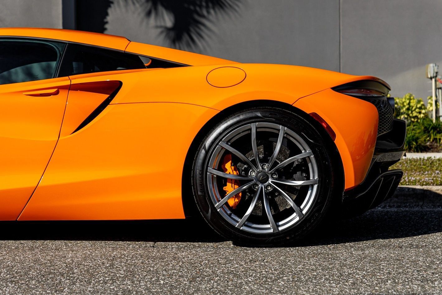 Used 2025 McLaren Artura RWD image 23