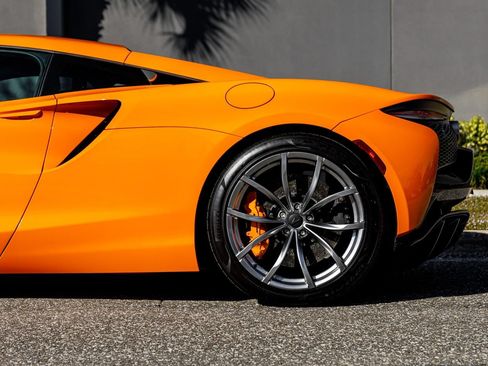 Used 2025 McLaren Artura RWD image 23
