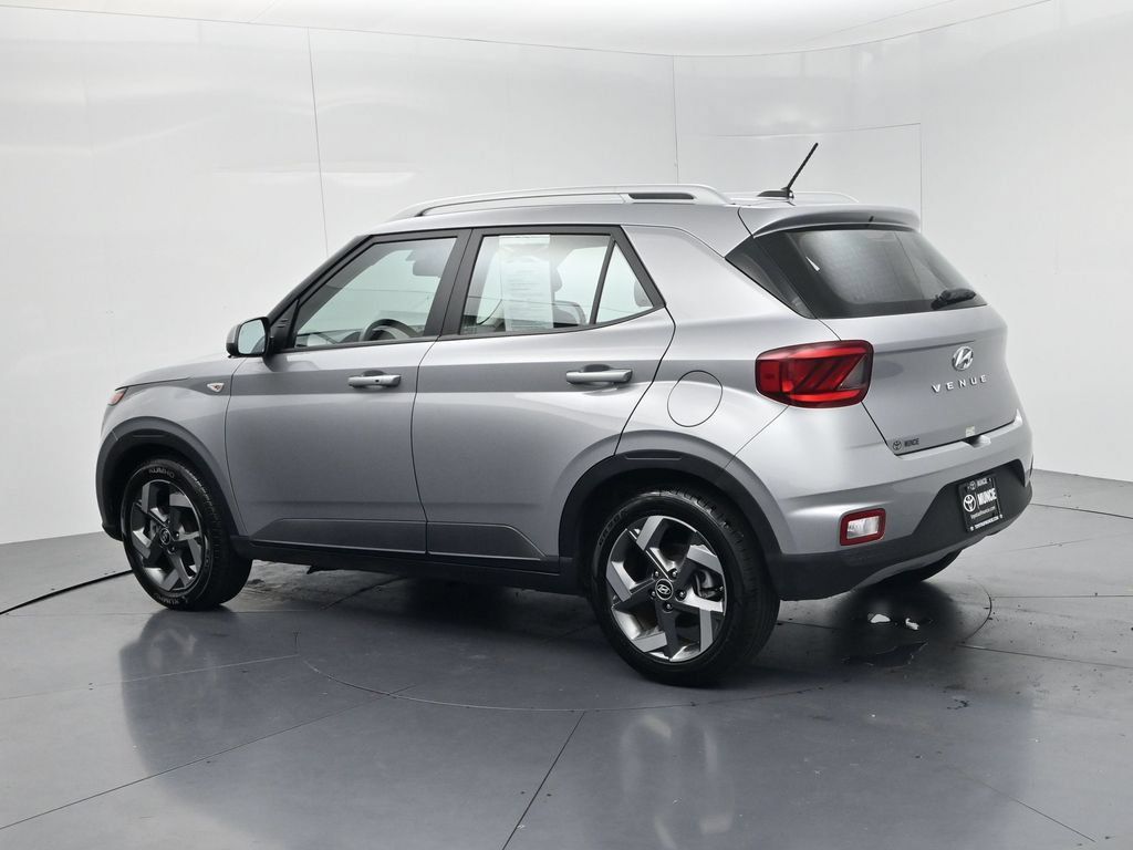 Used 2025 Hyundai Venue SEL FWD image 5
