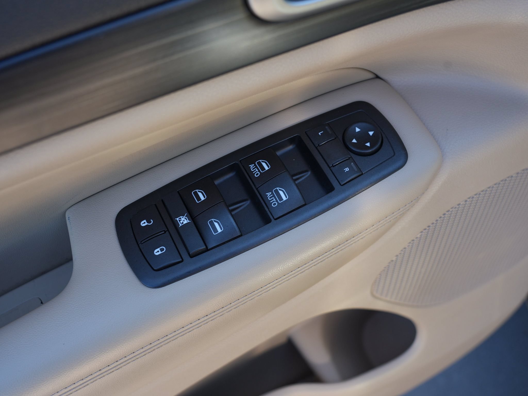Used 2019 Jeep Grand Cherokee Laredo AWD/4WD image 17