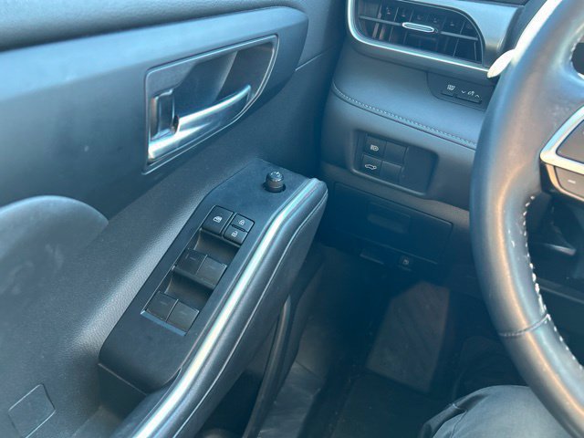 Used 2020 Toyota Highlander XLE FWD image 12