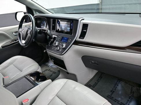 Used 2017 Toyota Sienna Limited Premium image 15