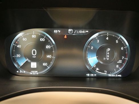 Used 2018 Volvo XC60 T5 Momentum w/ Vision Package AWD/4WD image 8
