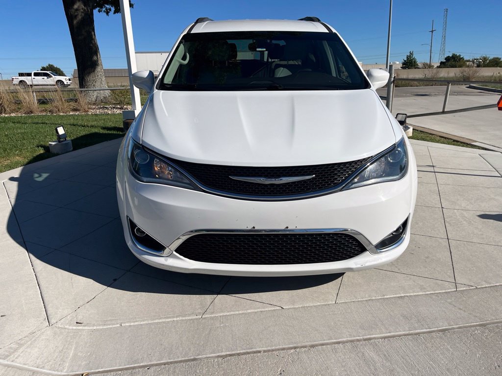 Used 2017 Chrysler Pacifica Touring-L FWD image 2