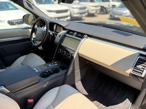 Used 2020 Land Rover Discovery Landmark AWD/4WD image 9