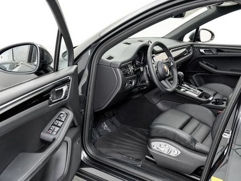 Certified 2026 Porsche Macan AWD/4WD image 7