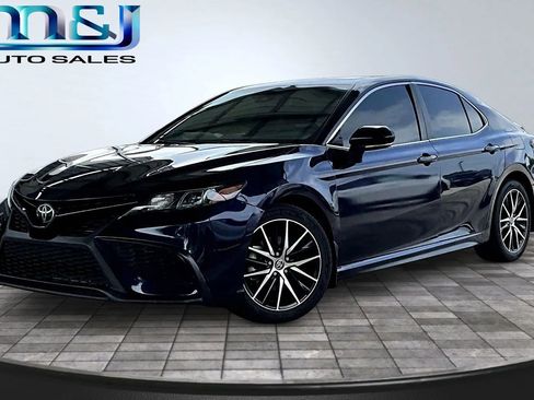 Used 2022 Toyota Camry SE w/ Cold Weather Package FWD image 1
