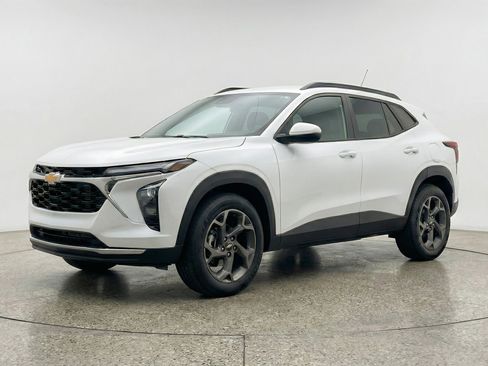 Used 2025 Chevrolet Trax LT FWD image 3