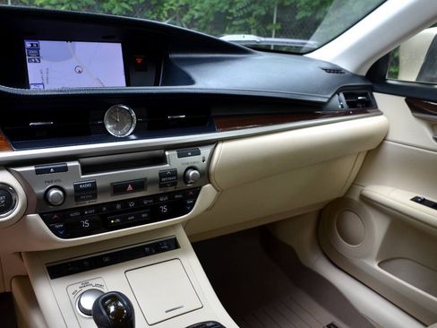 Used 2013 Lexus ES 350 w/ Luxury Pkg FWD image 16