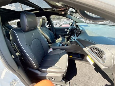 New 2026 Chrysler Pacifica Limited w/ S Appearance Package image 32