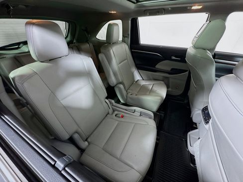 Used 2016 Toyota Highlander Limited Platinum image 27