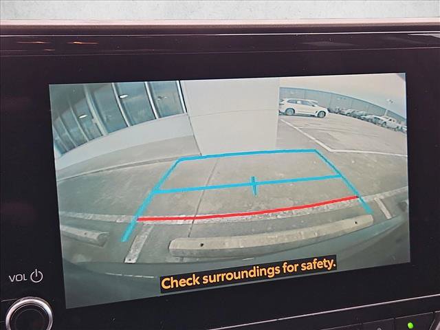 Used 2025 Toyota Highlander LE FWD image 14