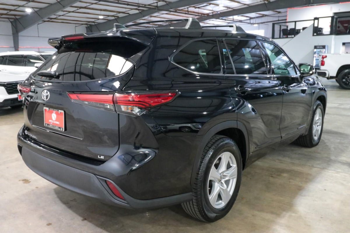 Used 2022 Toyota Highlander LE FWD image 7