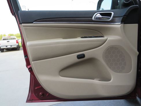 Used 2018 Jeep Grand Cherokee Limited image 43