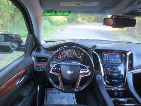 Used 2015 Cadillac Escalade Luxury image 10