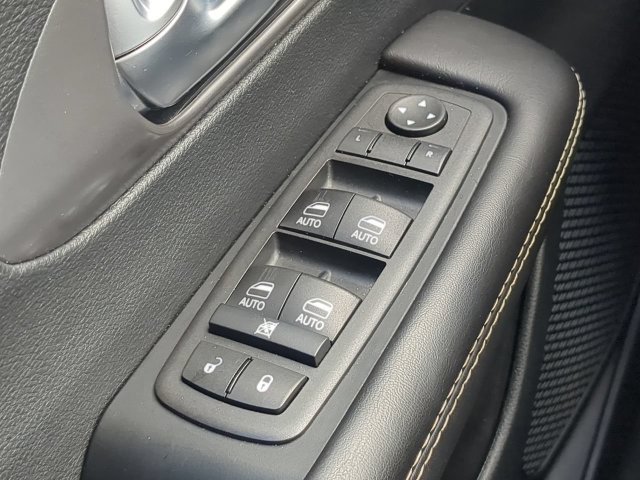 Certified 2026 Chrysler Pacifica Select FWD image 29