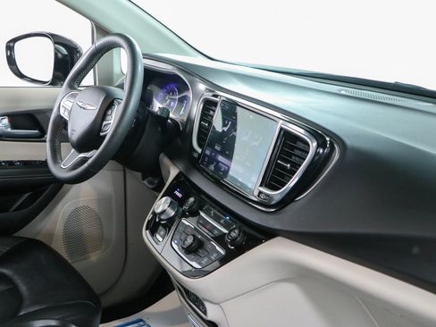 Used 2024 Chrysler Pacifica Touring-L FWD image 26