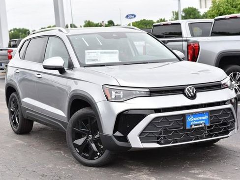 New 2026 Volkswagen Taos SE FWD image 2