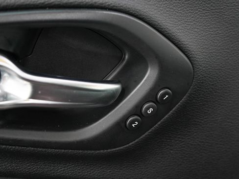 Used 2019 Jeep Cherokee Limited AWD/4WD image 23