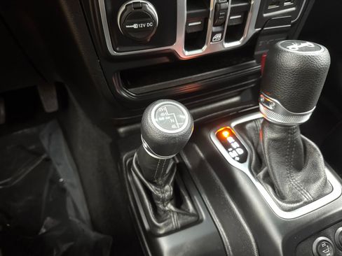 Used 2019 Jeep Wrangler Unlimited Sport S AWD/4WD image 22