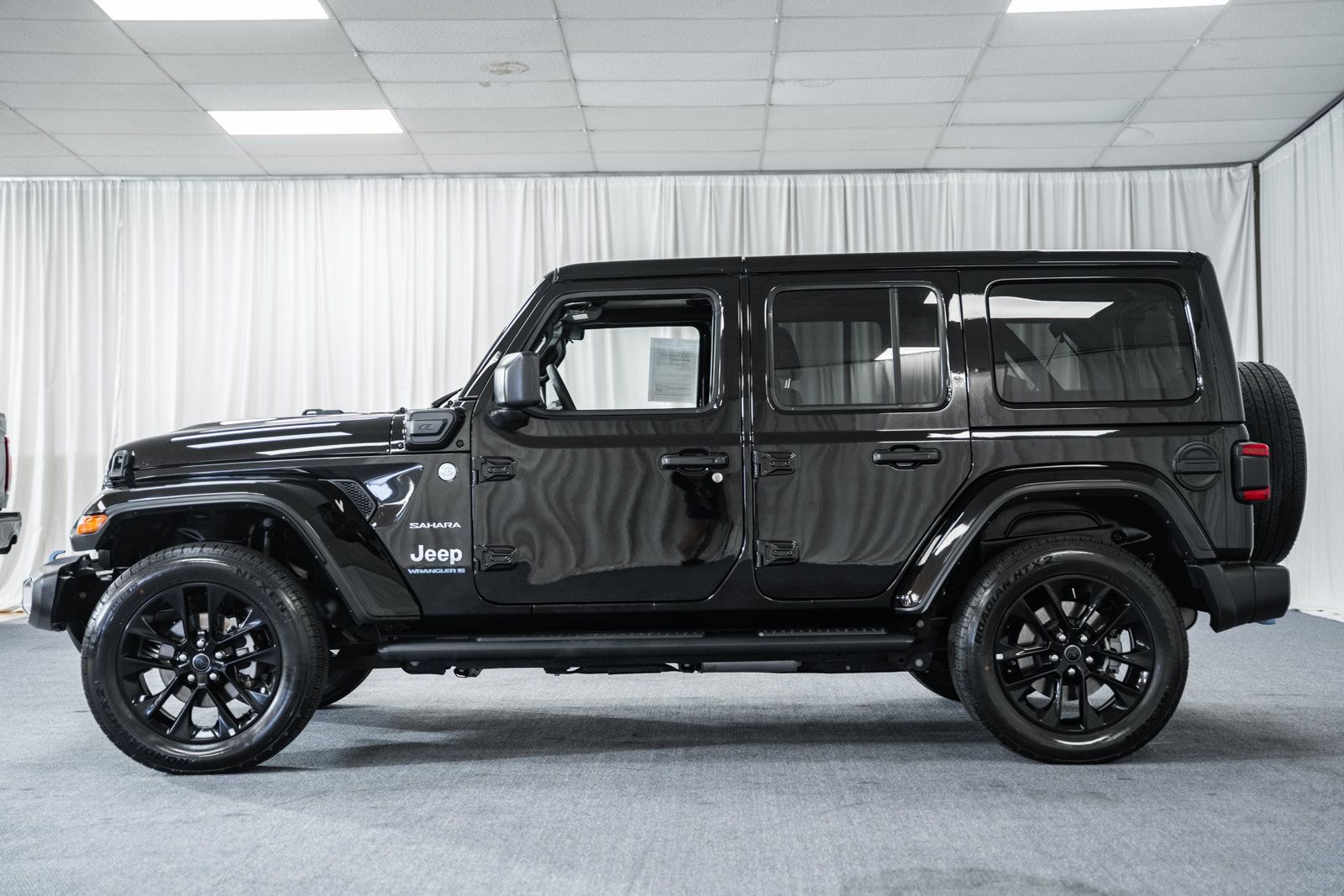 Used 2024 Jeep Wrangler Unlimited Sahara AWD/4WD image 5