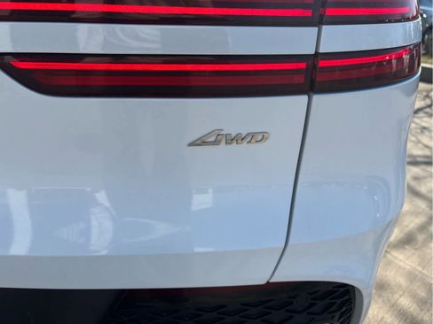 Used 2025 Genesis GV70 2.5T AWD/4WD image 8