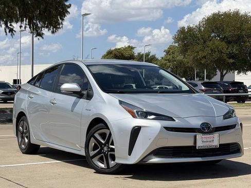Used 2021 Toyota Prius XLE FWD image 2