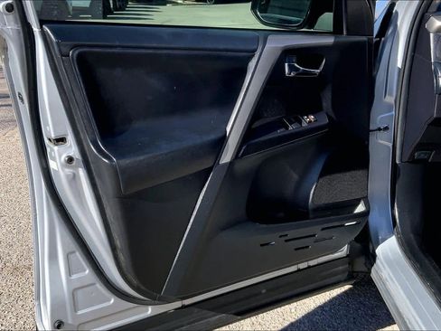 Used 2018 Toyota RAV4 XLE image 21