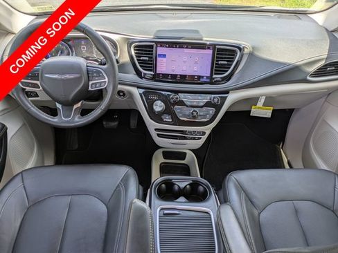 Certified 2022 Chrysler Pacifica Touring-L FWD image 12