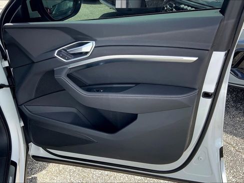 Used 2022 Audi e-tron Premium image 23