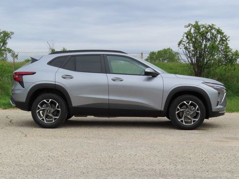 New 2026 Chevrolet Trax LT w/ Driver Confidence Package FWD image 2
