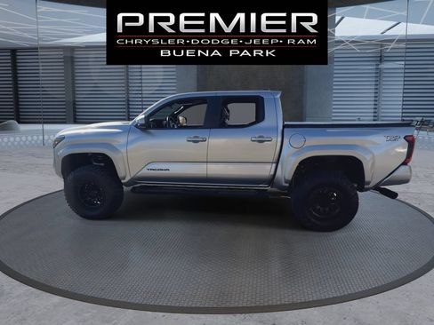 Used 2025 Toyota Tacoma TRD Sport AWD/4WD image 5