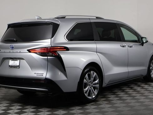 Used 2023 Toyota Sienna Platinum FWD image 4
