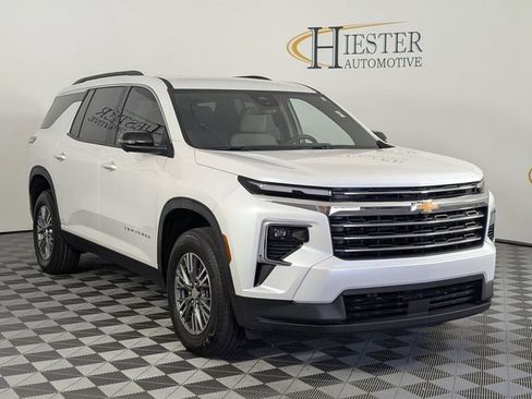 Used 2025 Chevrolet Traverse LT w/ Driver Confidence Package FWD image 2